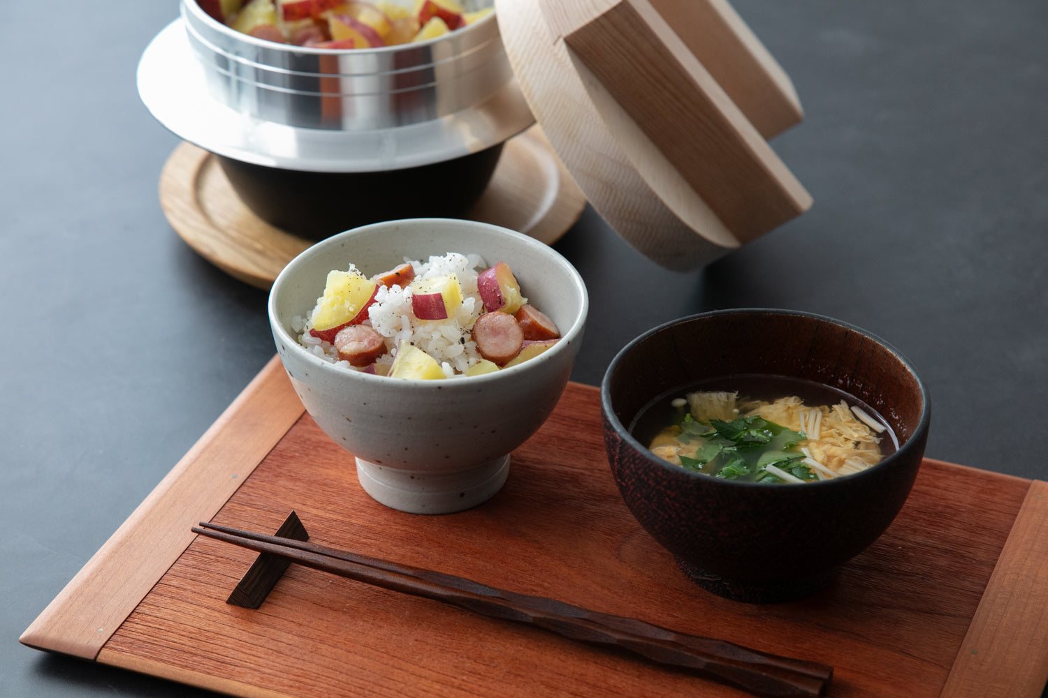 木蓋のご飯釜で作る<br>さつま芋とソーセージの炊き込みご飯