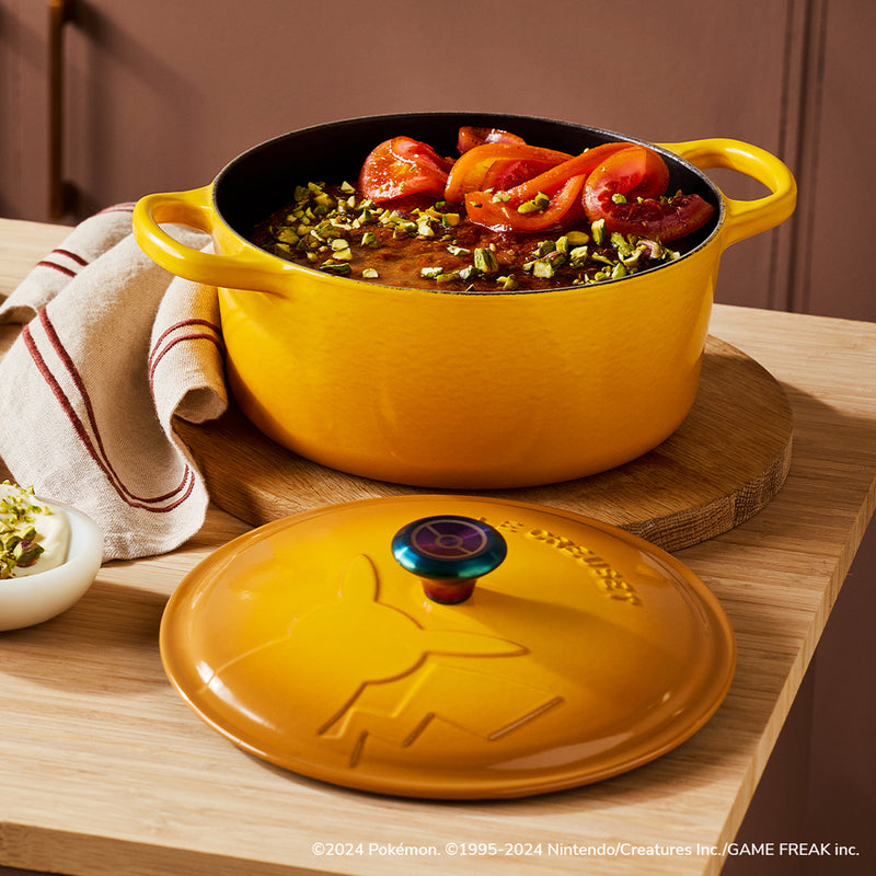 LE CREUSET（ル・クルーゼ）ポケモン シグニチャー ココット・ロンド 22cm ネクター (イリディセントツマミ)