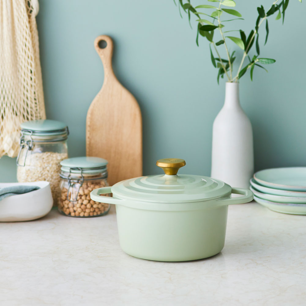 ティファールから、驚くほど軽い鋳物鍋「キャストライン エアココット」新登場！ オンラインショップ限定販売 企業リリース | 日刊工業新聞 電子版 新 キャストライン エアココット セージグリーン20cm