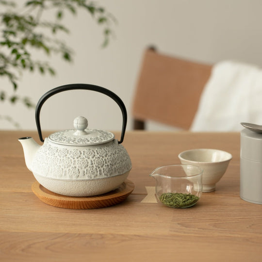 岩鋳  急須 桜 銀/麻色 (取手黒)