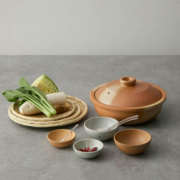 煮込み料理を鍋のまま提供できるよう取手をなくし使い勝手を最大限に考えた形となっています。