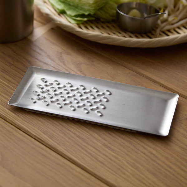 縁が立ち上がったお皿のような形状で、卓上で使用するのに適したデザインです。