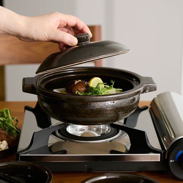 「黒飴釉」の釉薬を起用、落ち着きと優しさのある色合いに仕上げました。