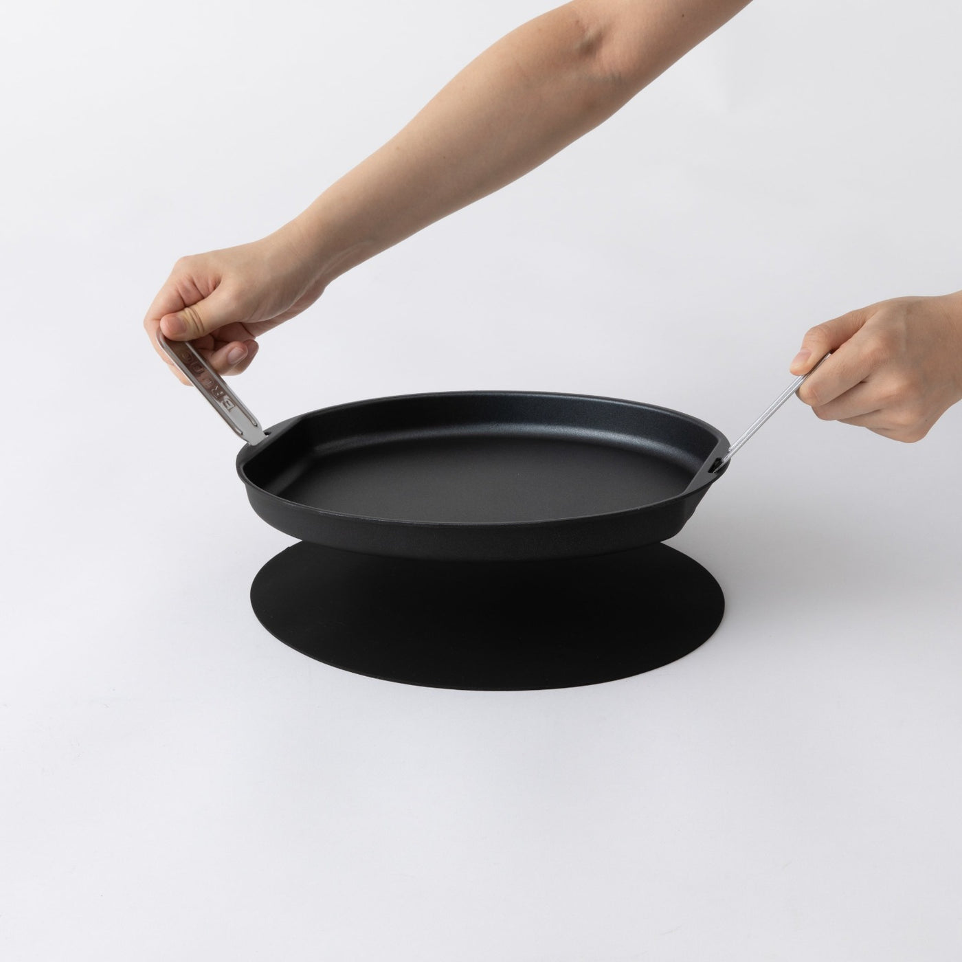 BRUNO crassy + オーバルホットプレート グレージュ BRUNO】Crassy＋ オーバルホットプレート（グレージュ）: 雑貨｜オン