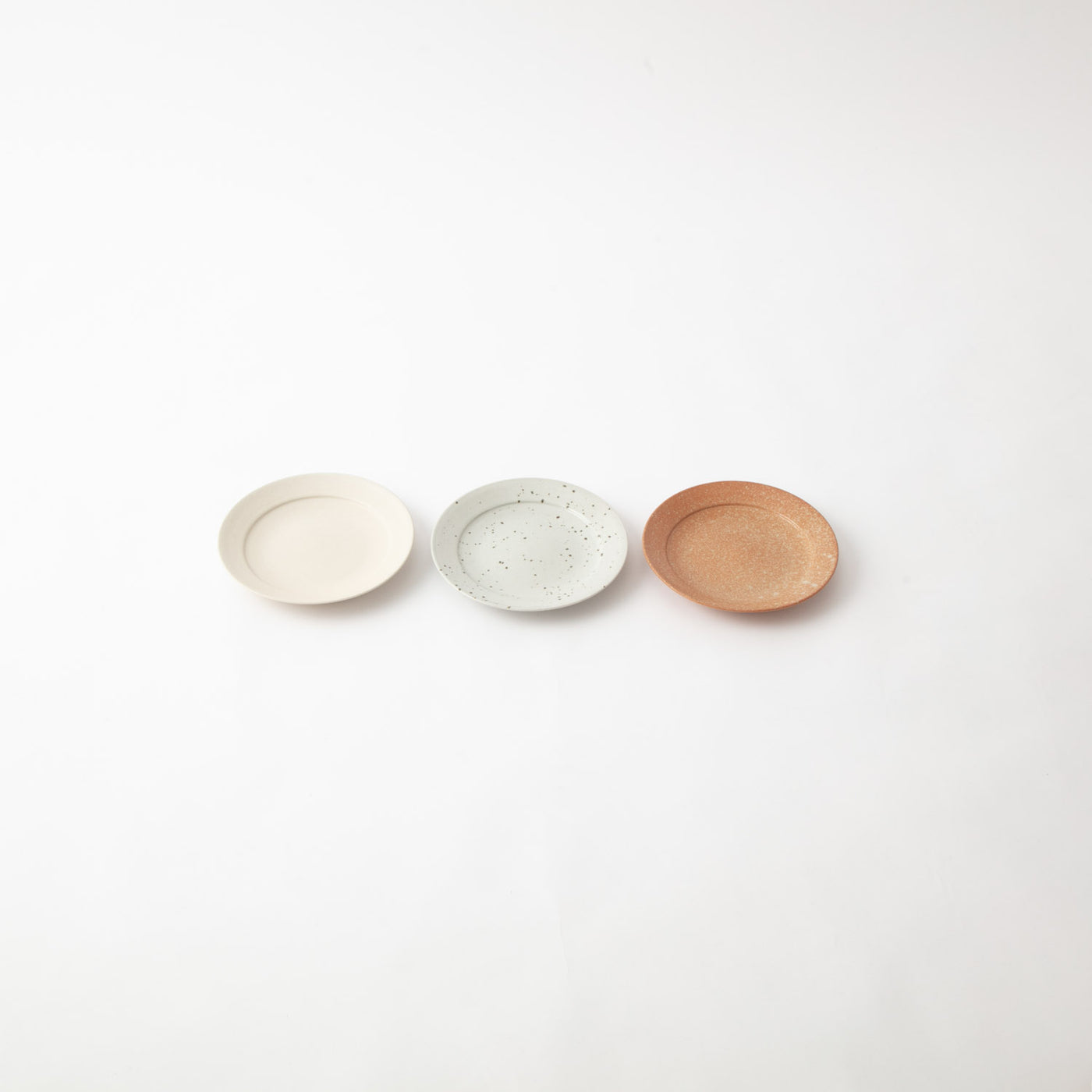 白地に黒点模様の皿 Homeland 信楽丸皿 斑点 |キッチン用品通販サイト Y.YACHT STORE